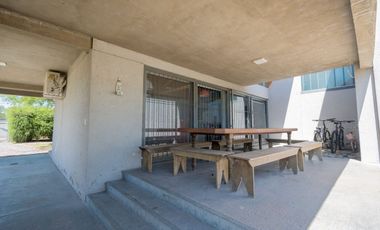 MODERNA CASA, CON 5 DORM, PILETA Y PARRILLA.