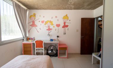 MODERNA CASA, CON 5 DORM, PILETA Y PARRILLA.