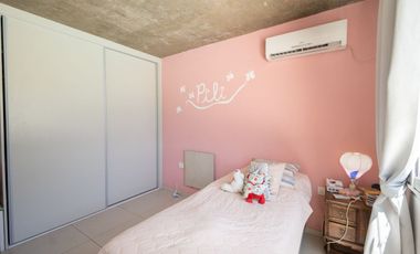 MODERNA CASA, CON 5 DORM, PILETA Y PARRILLA.