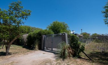 MODERNA CASA, CON 5 DORM, PILETA Y PARRILLA.