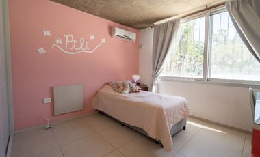 MODERNA CASA, CON 5 DORM, PILETA Y PARRILLA.