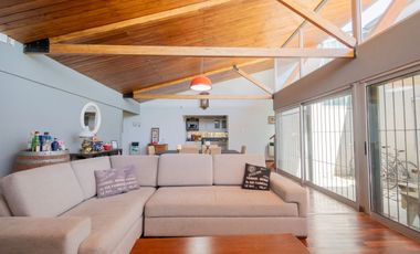 MODERNA CASA, CON 5 DORM, PILETA Y PARRILLA.