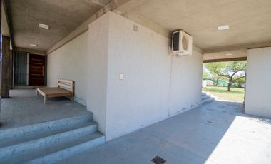 MODERNA CASA, CON 5 DORM, PILETA Y PARRILLA.