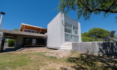 MODERNA CASA, CON 5 DORM, PILETA Y PARRILLA.