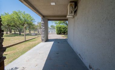 MODERNA CASA, CON 5 DORM, PILETA Y PARRILLA.