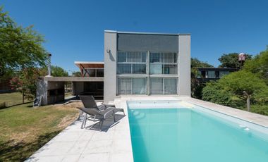 MODERNA CASA, CON 5 DORM, PILETA Y PARRILLA.