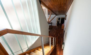 MODERNA CASA, CON 5 DORM, PILETA Y PARRILLA.