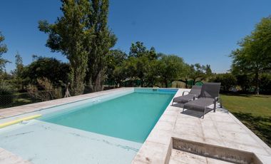 MODERNA CASA, CON 5 DORM, PILETA Y PARRILLA.