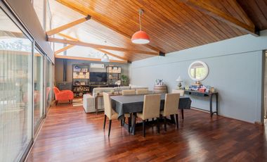 MODERNA CASA, CON 5 DORM, PILETA Y PARRILLA.