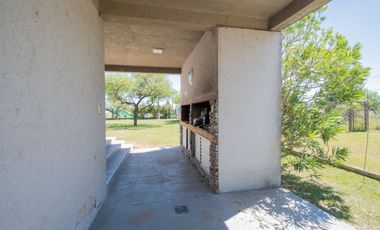 MODERNA CASA, CON 5 DORM, PILETA Y PARRILLA.