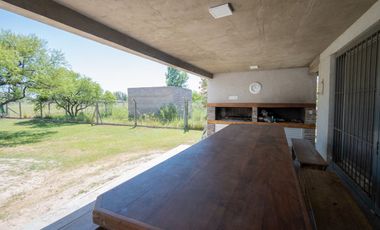 MODERNA CASA, CON 5 DORM, PILETA Y PARRILLA.