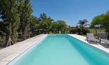 MODERNA CASA, CON 5 DORM, PILETA Y PARRILLA.