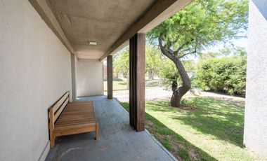 MODERNA CASA, CON 5 DORM, PILETA Y PARRILLA.