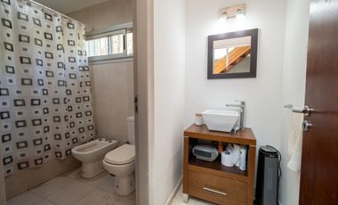 MODERNA CASA, CON 5 DORM, PILETA Y PARRILLA.