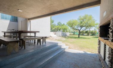 MODERNA CASA, CON 5 DORM, PILETA Y PARRILLA.