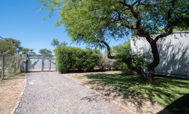 MODERNA CASA, CON 5 DORM, PILETA Y PARRILLA.