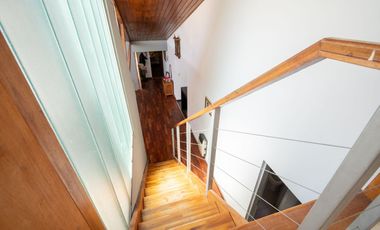 MODERNA CASA, CON 5 DORM, PILETA Y PARRILLA.