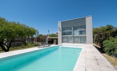 MODERNA CASA, CON 5 DORM, PILETA Y PARRILLA.
