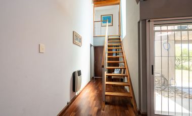 MODERNA CASA, CON 5 DORM, PILETA Y PARRILLA.