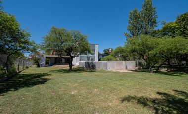 MODERNA CASA, CON 5 DORM, PILETA Y PARRILLA.