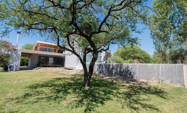 MODERNA CASA, CON 5 DORM, PILETA Y PARRILLA.