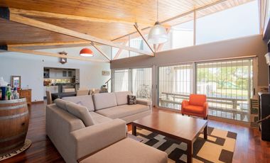 MODERNA CASA, CON 5 DORM, PILETA Y PARRILLA.