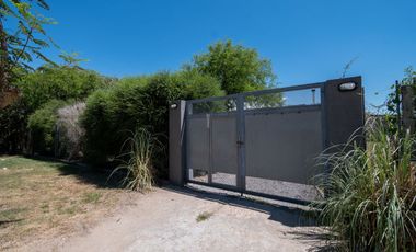 MODERNA CASA, CON 5 DORM, PILETA Y PARRILLA.