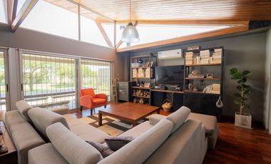 MODERNA CASA, CON 5 DORM, PILETA Y PARRILLA.
