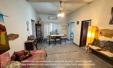 Casa de 6 ambientes  138 m² en venta c/ cochera en Temperley