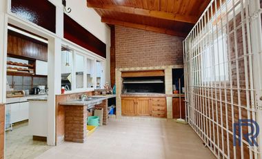 Casa en venta c/ cochera en Centro Norte