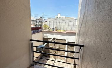 Amplia casa en renta a una cuadra de Av. Las Torres