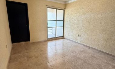 Amplia casa en renta a una cuadra de Av. Las Torres