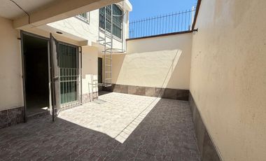 Amplia casa en renta a una cuadra de Av. Las Torres