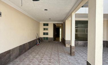 Amplia casa en renta a una cuadra de Av. Las Torres