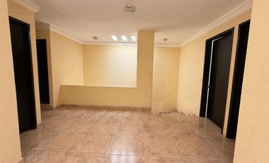 Amplia casa en renta a una cuadra de Av. Las Torres