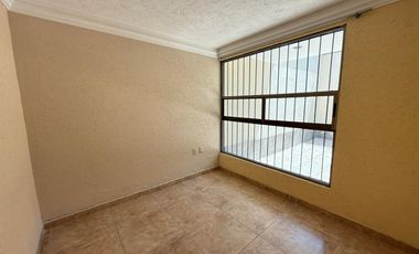 Amplia casa en renta a una cuadra de Av. Las Torres