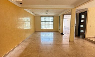 Amplia casa en renta a una cuadra de Av. Las Torres
