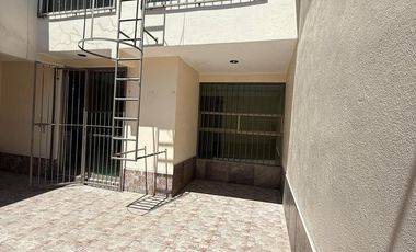 Amplia casa en renta a una cuadra de Av. Las Torres