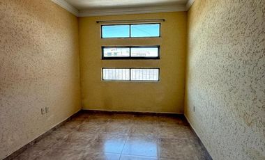 Amplia casa en renta a una cuadra de Av. Las Torres