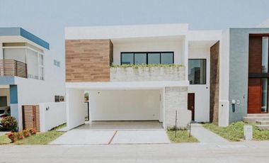 PUNTA TIBURON, Casa en VENTA con terraza, jardin, sala de TV y cuarto de servicio