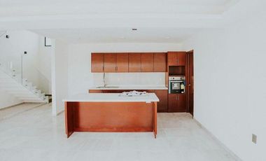 PUNTA TIBURON, Casa en VENTA con terraza, jardin, sala de TV y cuarto de servicio