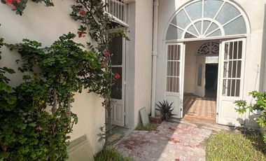 Casona en renta ideal para oficinas, notaria o agencia aduanal.