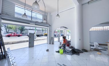 RENTA DE LOCAL COMERCIAL EN EJE CENTRAL LAZARO CARDENAS EN ESQUINA