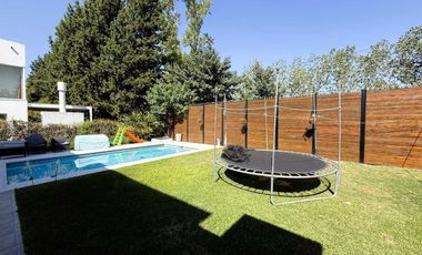 Casa 5 ambientes en venta, Santa maria de los oliv