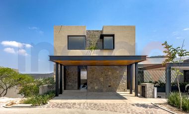 Casa amueblada en Renta en  Altozano en condominio Roca