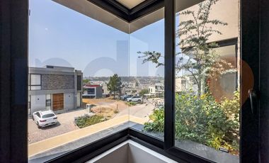 Casa amueblada en Renta en  Altozano en condominio Roca