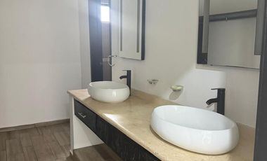 LOMAS RESIDENCIAL, Casa en RENTA con sala de TV, 3 recamaras con baño y cuarto de servicio