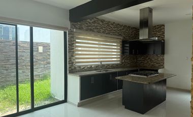 LOMAS RESIDENCIAL, Casa en RENTA con sala de TV, 3 recamaras con baño y cuarto de servicio
