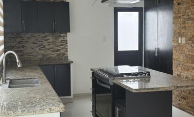 LOMAS RESIDENCIAL, Casa en RENTA con sala de TV, 3 recamaras con baño y cuarto de servicio