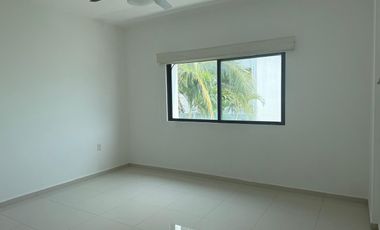 LOMAS RESIDENCIAL, Casa en RENTA con sala de TV, 3 recamaras con baño y cuarto de servicio